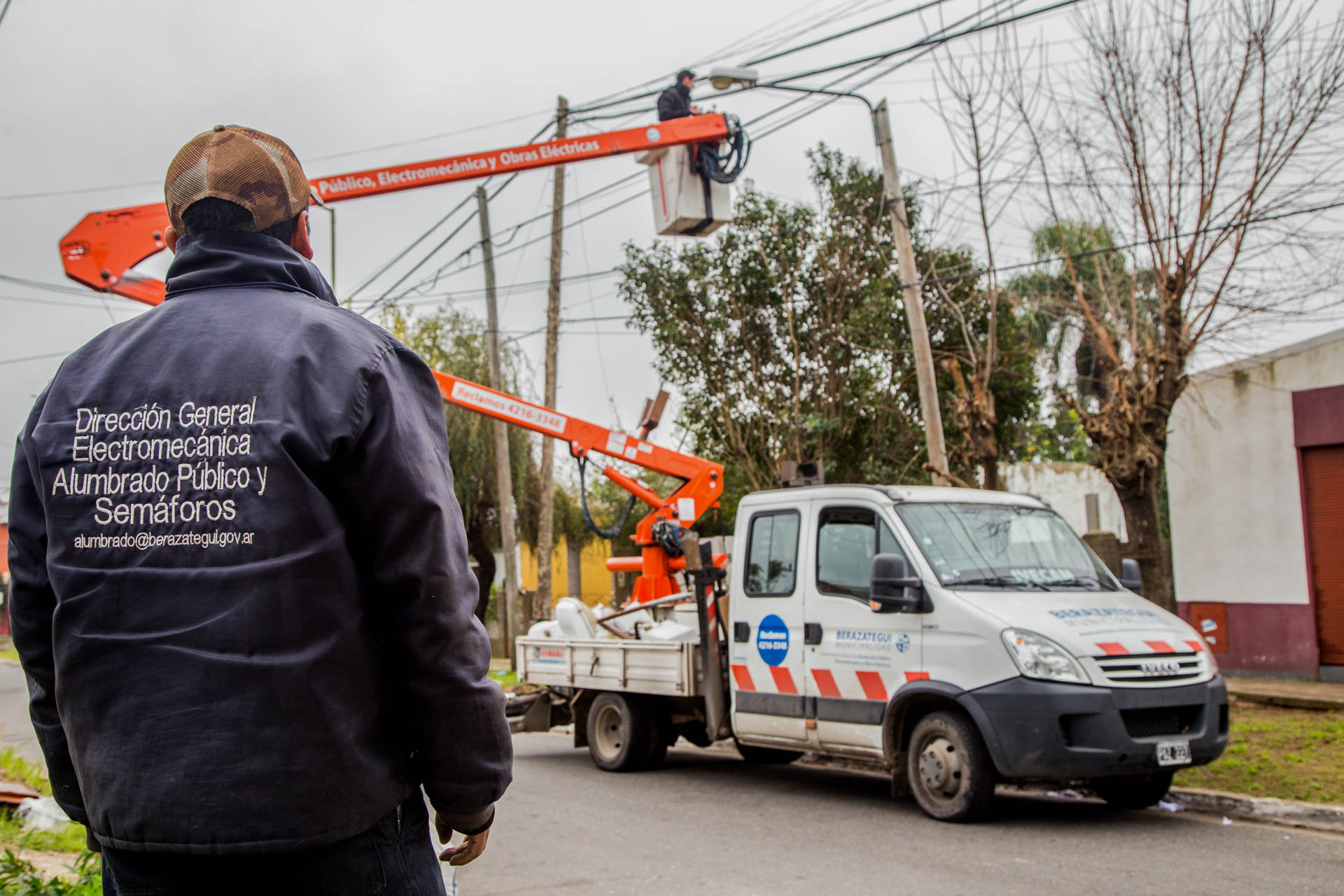 CAMBIAN VIEJAS LUMINARIAS POR LUCES LED DE BAJO CONSUMO (2)