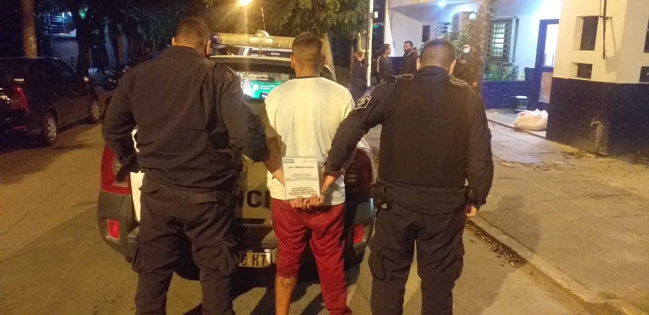 ROBAN AUTO, SE TIROTEAN CON LA POLICÍA Y TERMINAN DETENIDOS
