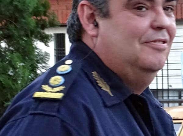 Villar, jefe de Policía, enfrentó muy mal, en 2017 mientras era titular de la Departamental Lanús. Estuvo a disposición de las autoridades, hasta que Sergio Berni -a través del ministro de Seguridad, Javier Alonso, su títere, lo restauró al frente de la cartera provincial.
